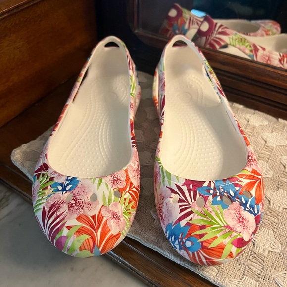 CROCS Classic Kadee Tropical Print Graphic Ballet Flats Colorful White Wms Sz 5 - Picture 2 of 7